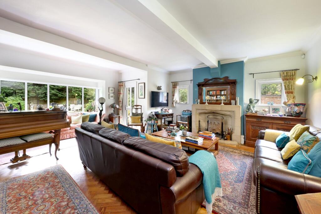House in Knotty Green, Beaconsfield New Town, Beaconsfield - View 2