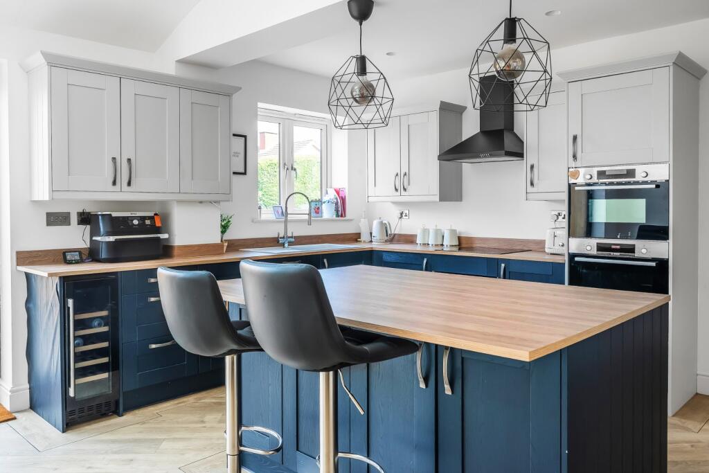 Duncan Drive, Guildford, Surrey, GU1 - More