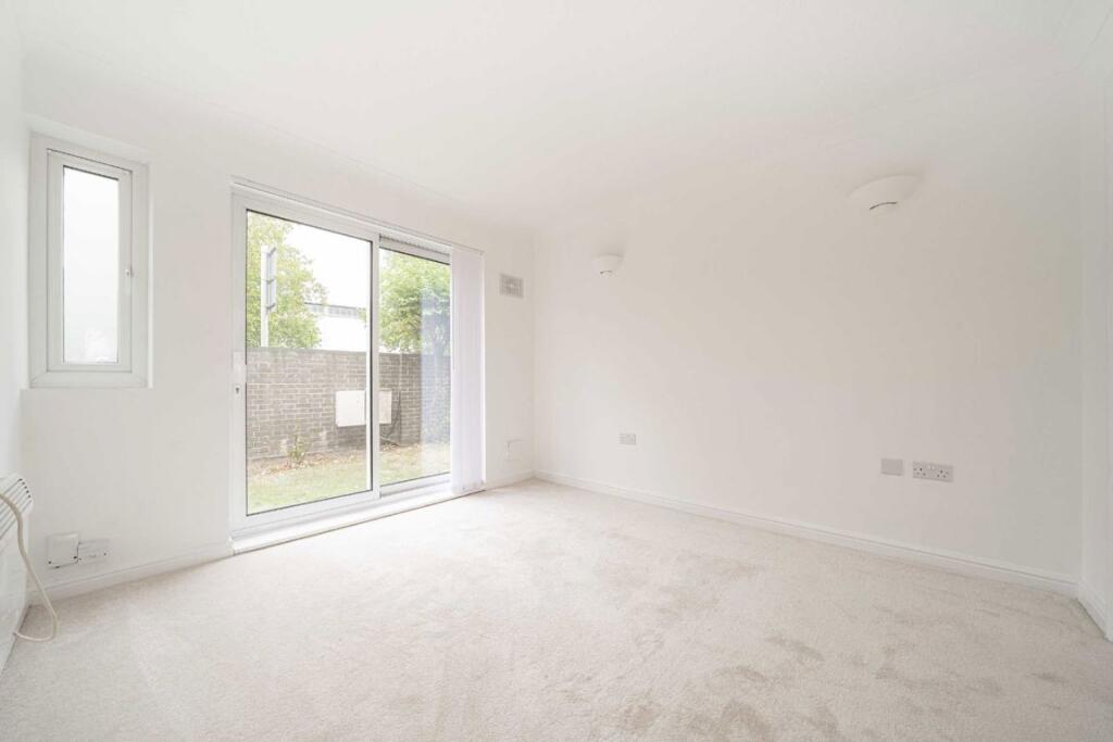 Apartment in Sunbury-on-Thames, Kempton Park - View 2