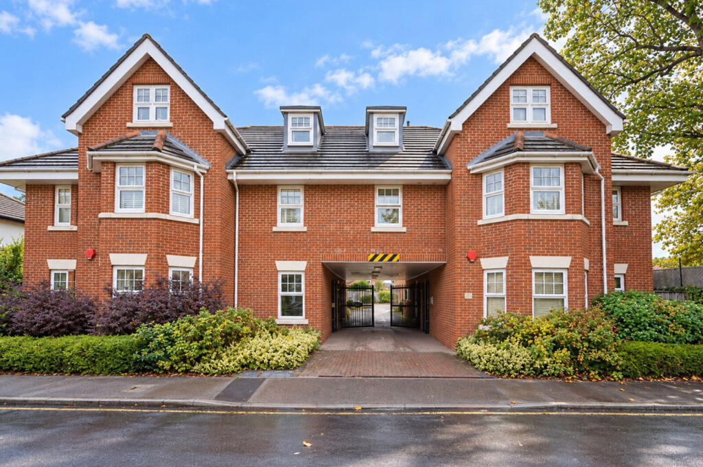 2-bed flat on Portugal Road, Woking, GU21, £325,000