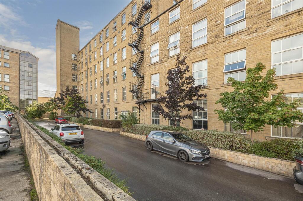 Main image of property: Dewsbury Road, Elland
