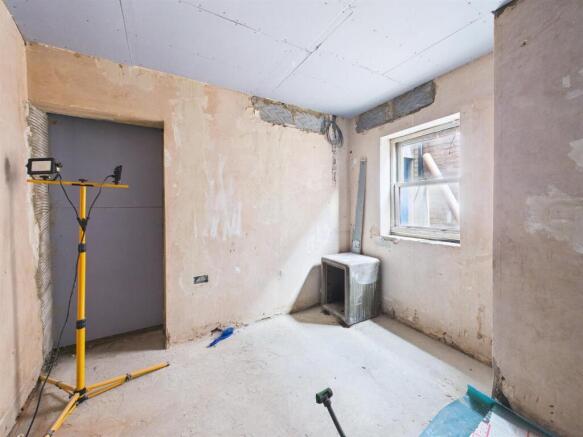 Commercial Unit With Garden Flat - 5.jpg