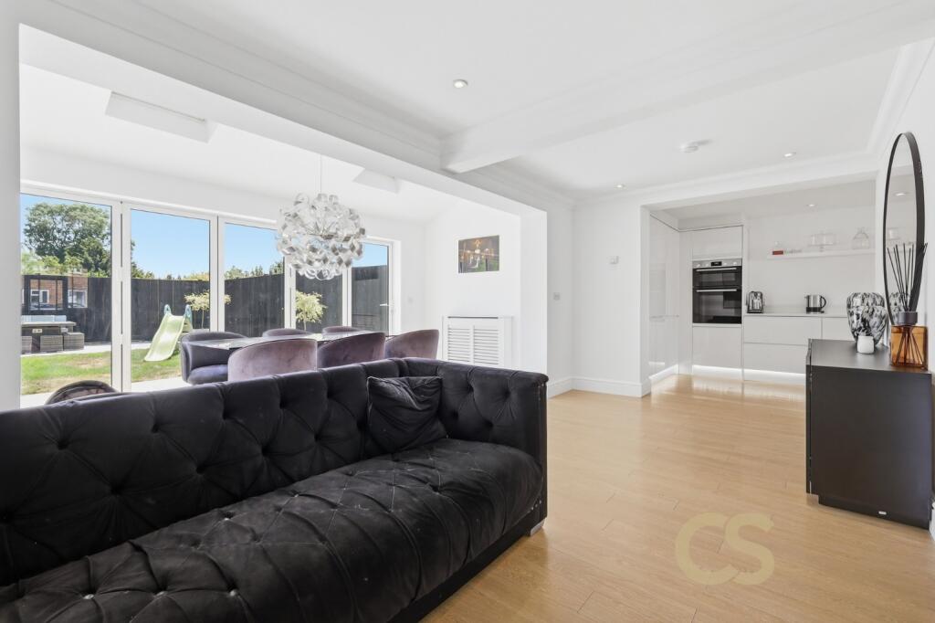 House in Broxbourne, Churchgate - More