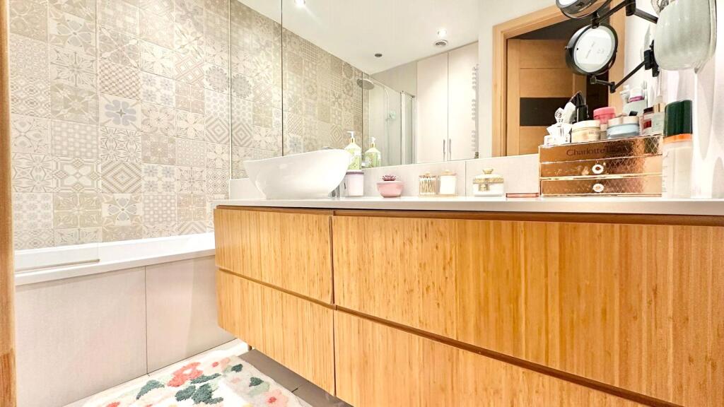 Nightingale Way, London, E6 photo 4