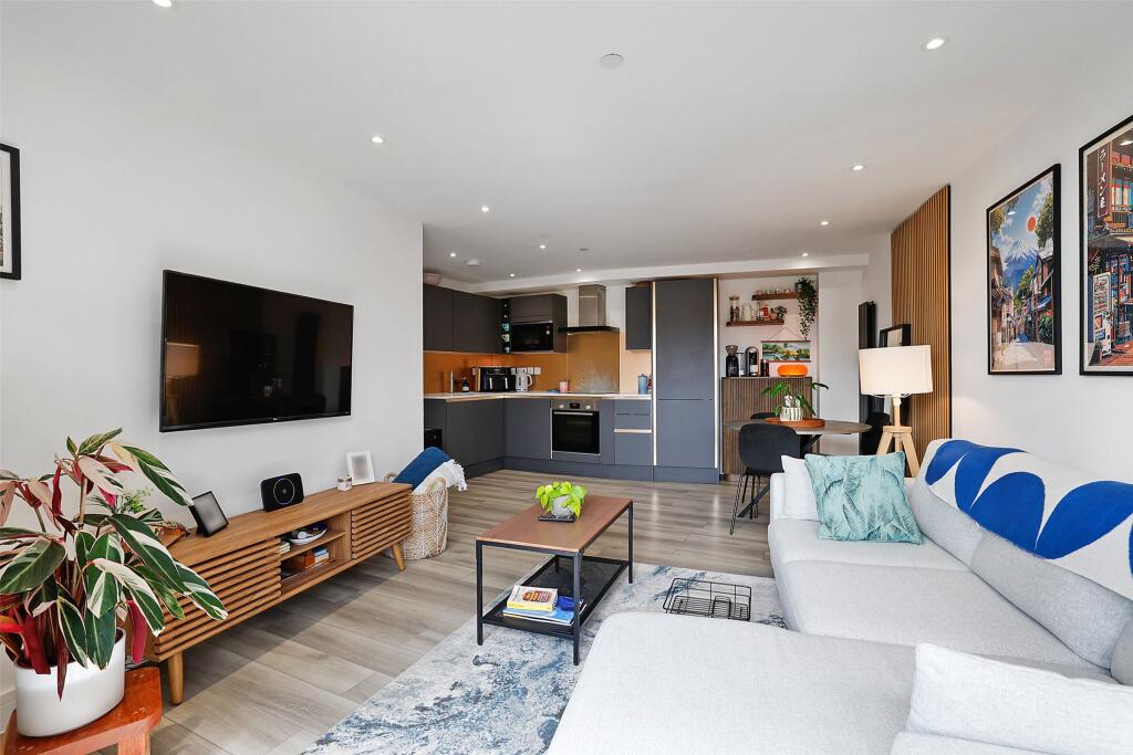 Bridge Street, Leatherhead, Surrey, KT22 photo 3