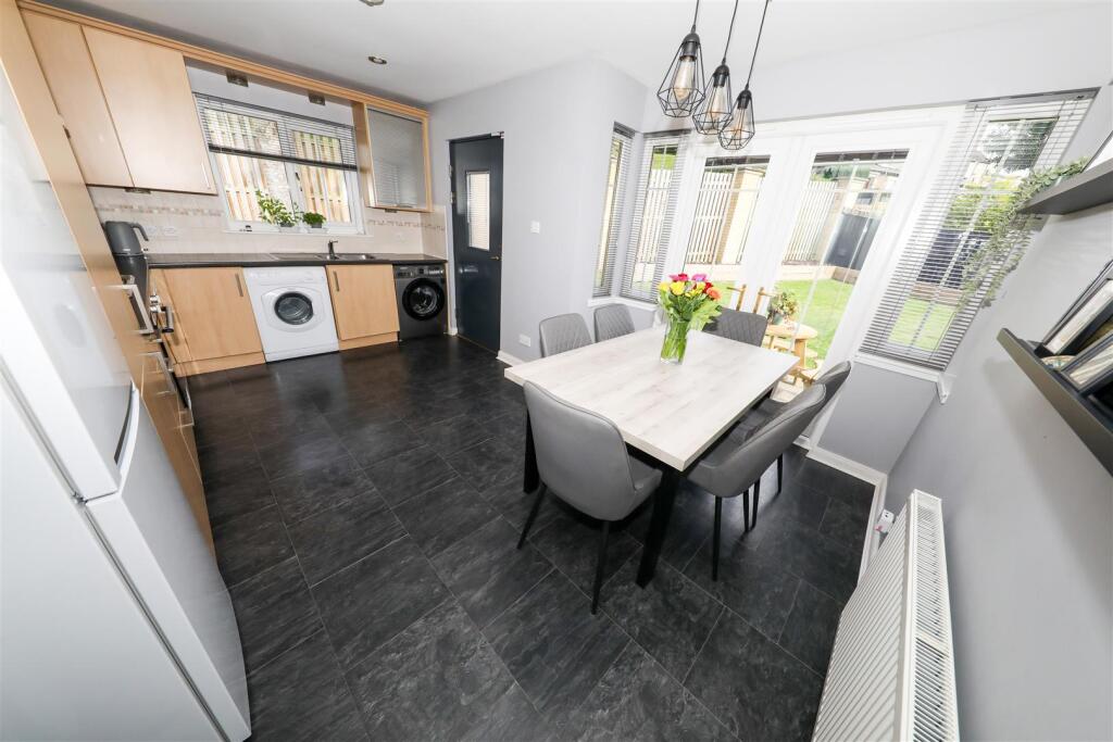 House in Leslie, Newcastle - More