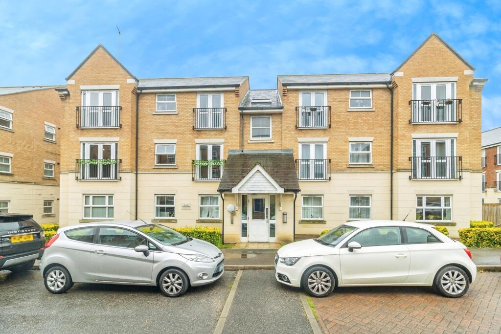 2-bed flat on Cormorant Way, Leighton Buzzard, Bedfordshire, LU7, £60,000