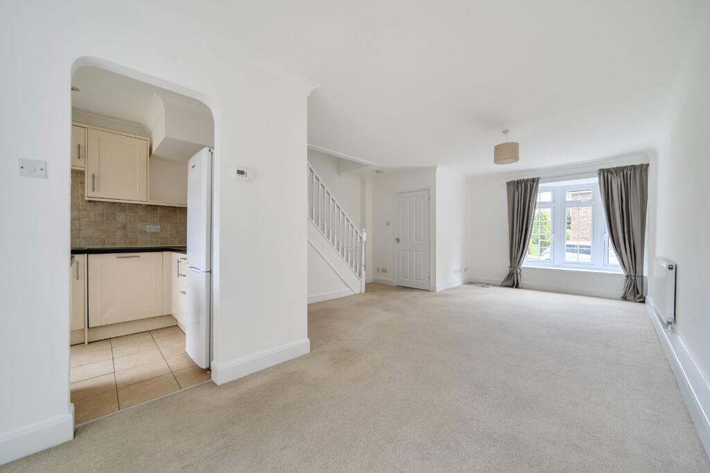 Ockenden Gardens, Woking, Surrey, GU22 photo 4