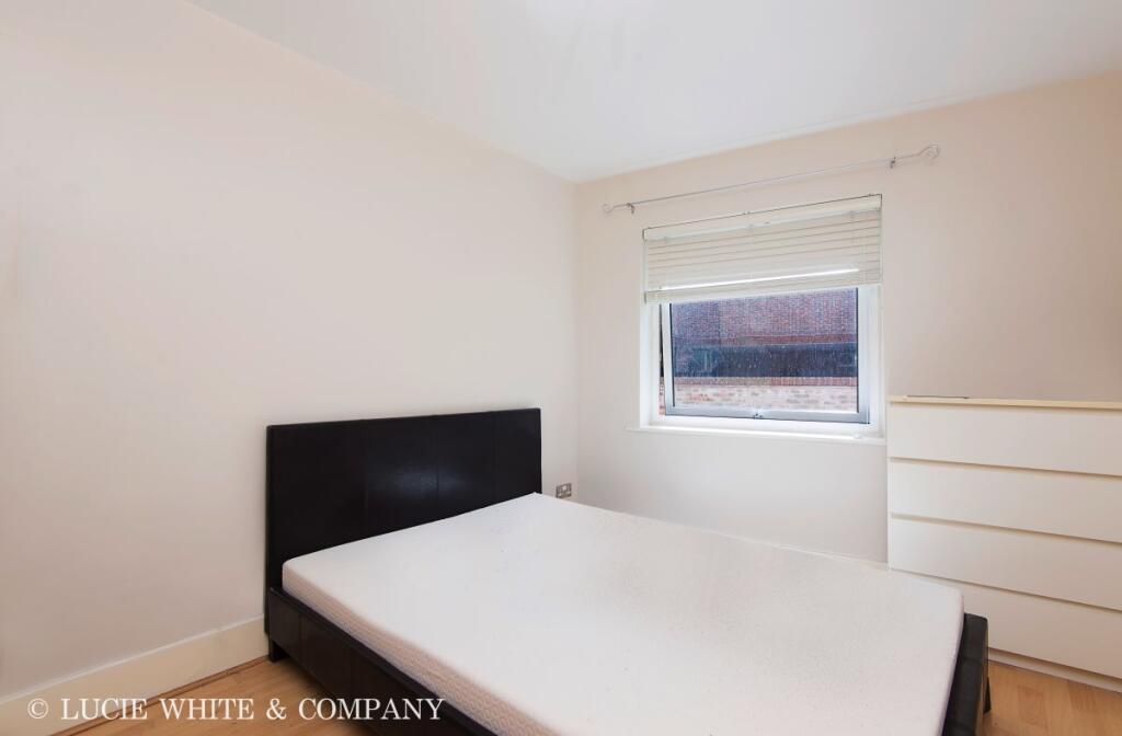 Apartment in Kingston upon Thames - View 4