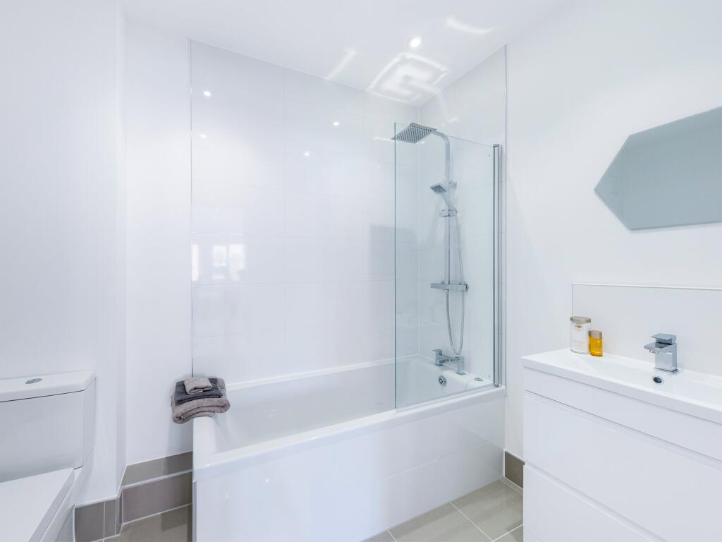 Apartment in Horsham, New Town - View 5