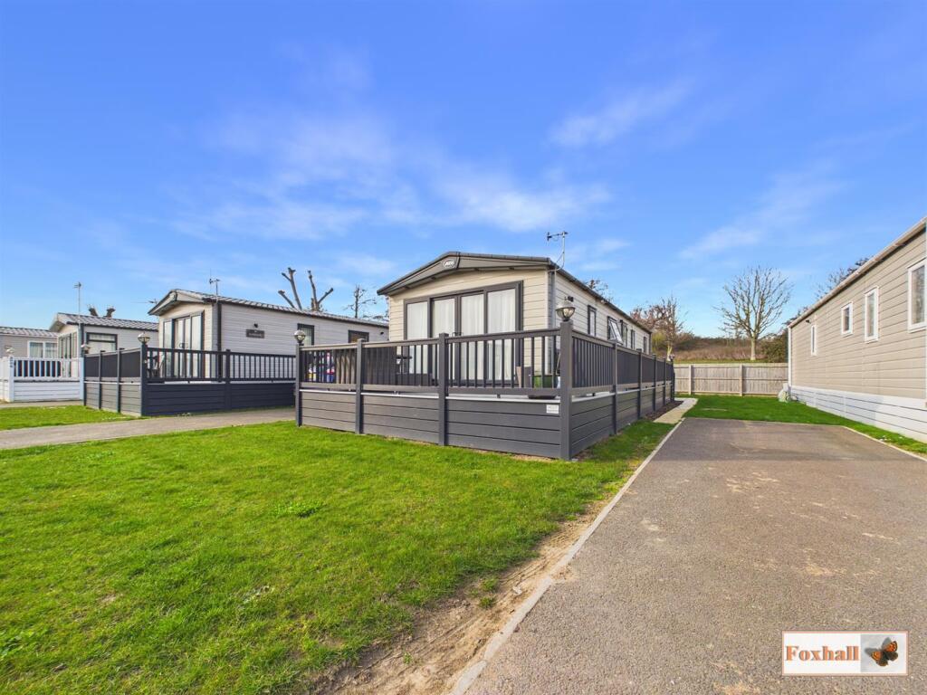 3-bed caravan on Walton Avenue, Felixstowe, £75,000