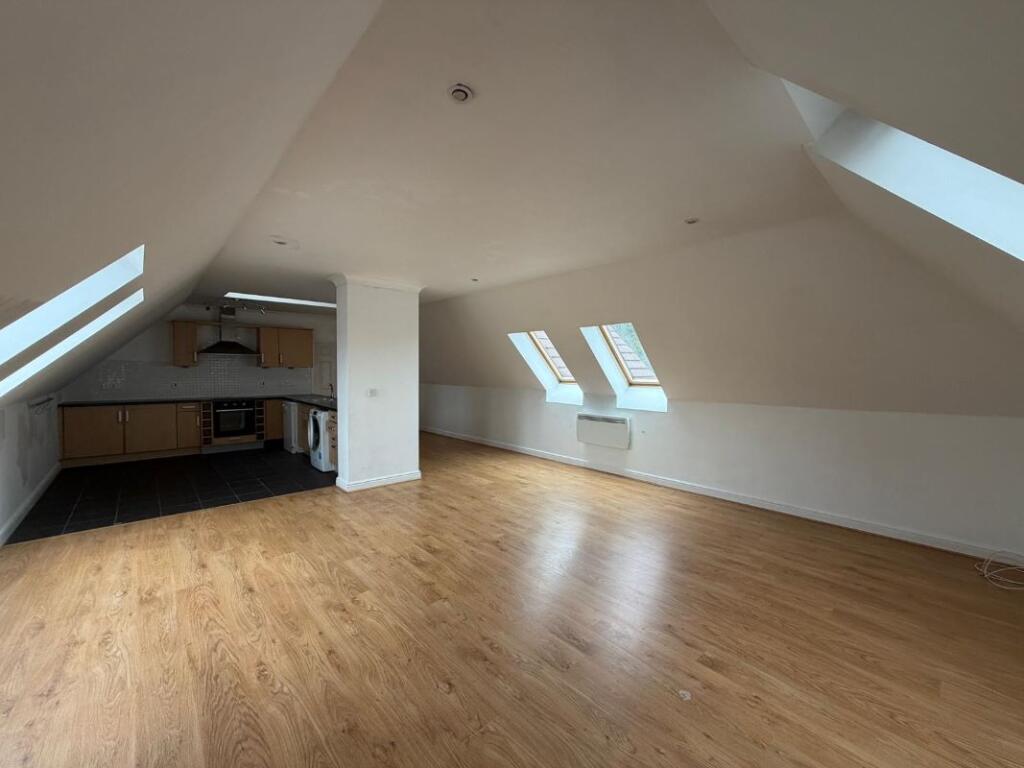 Apartment in Surrey Heath, Surrey - View 5
