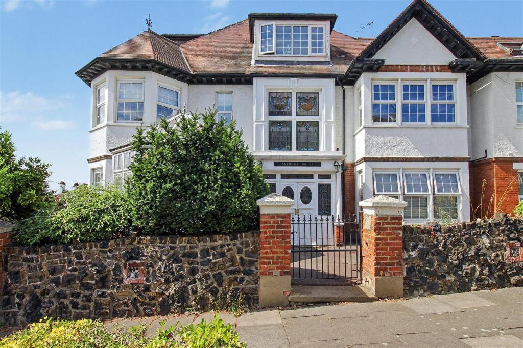 Main image of property: 59 Kings Road, Westcliff-On-Sea