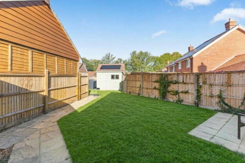 Willow Crescent, East Horsley, Leatherhead, Surrey, KT24 6FW photo 3
