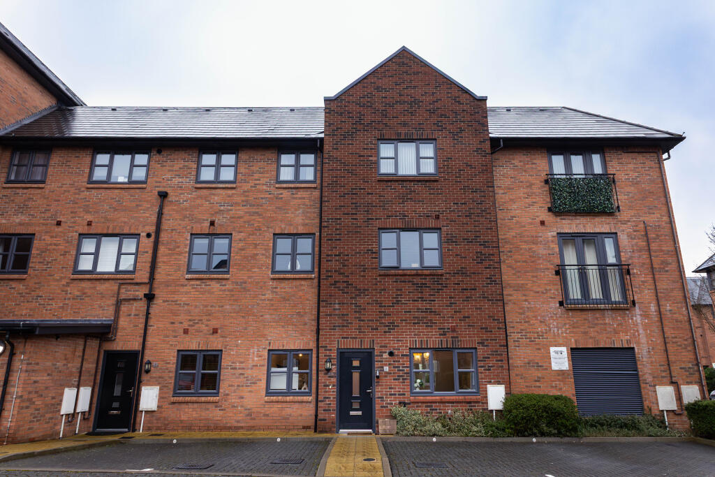 Main image of property: 2 Willow House, Carter Court, Hook, RG27 9AD