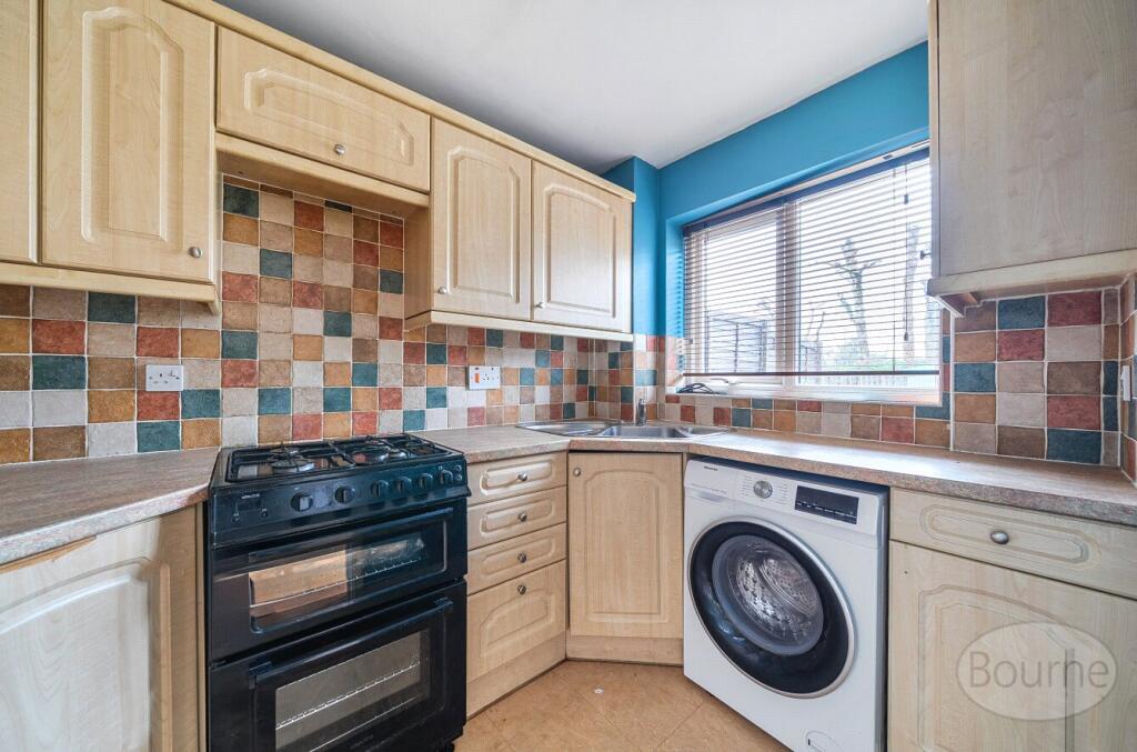 Derwent Close, Waterlooville, Hampshire, PO8 photo 3