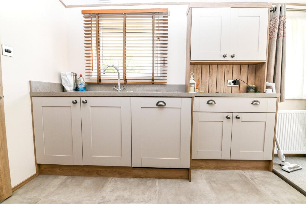 The Spinney, Hoburne Bashley Holiday Park, New Milton, Hampshire, BH25 photo 4