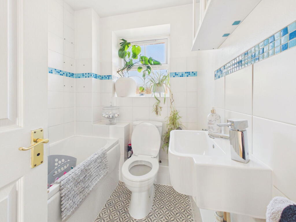 House in Horsham, Old Holbrook, North Horsham - More