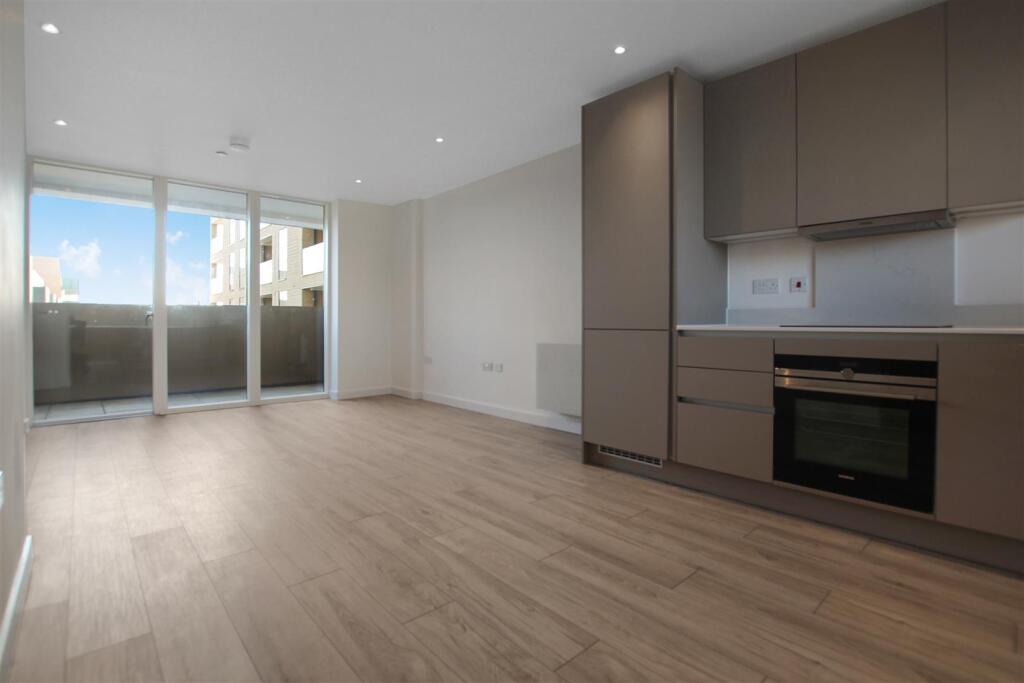 Apartment in Watford - View 3