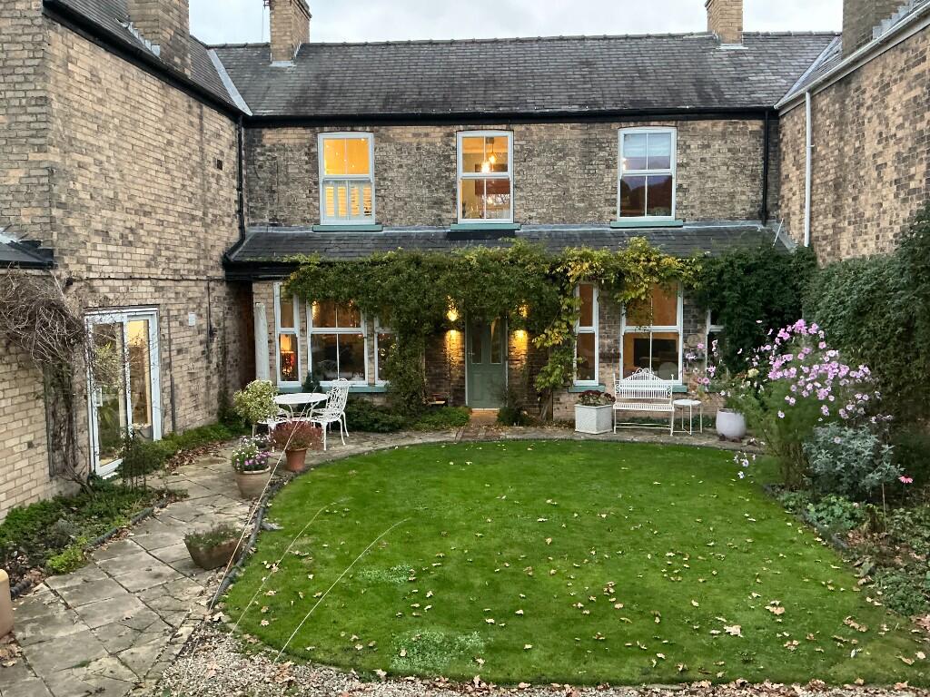 Main image of property: Lowgate, Hull, East Riding Of Yorkshire, HU7