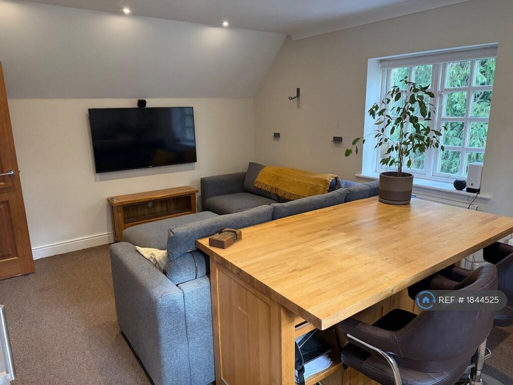 Apartment in East Hampshire, Alton - More