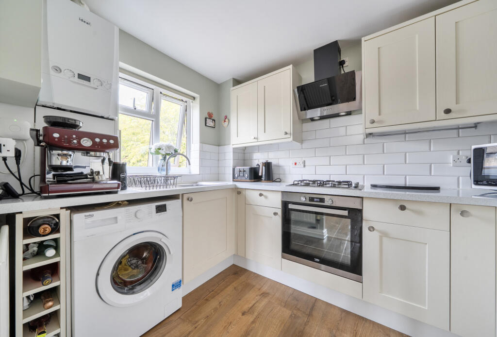 Apartment in Tunbridge Wells, Kent - View 2