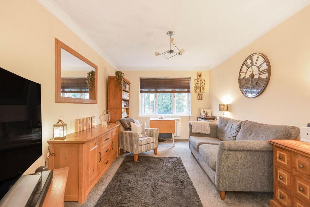 2-bed apartment on Endymion Mews, Hatfield, AL10, £270,000