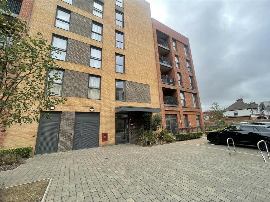 Apartment in Southall - More