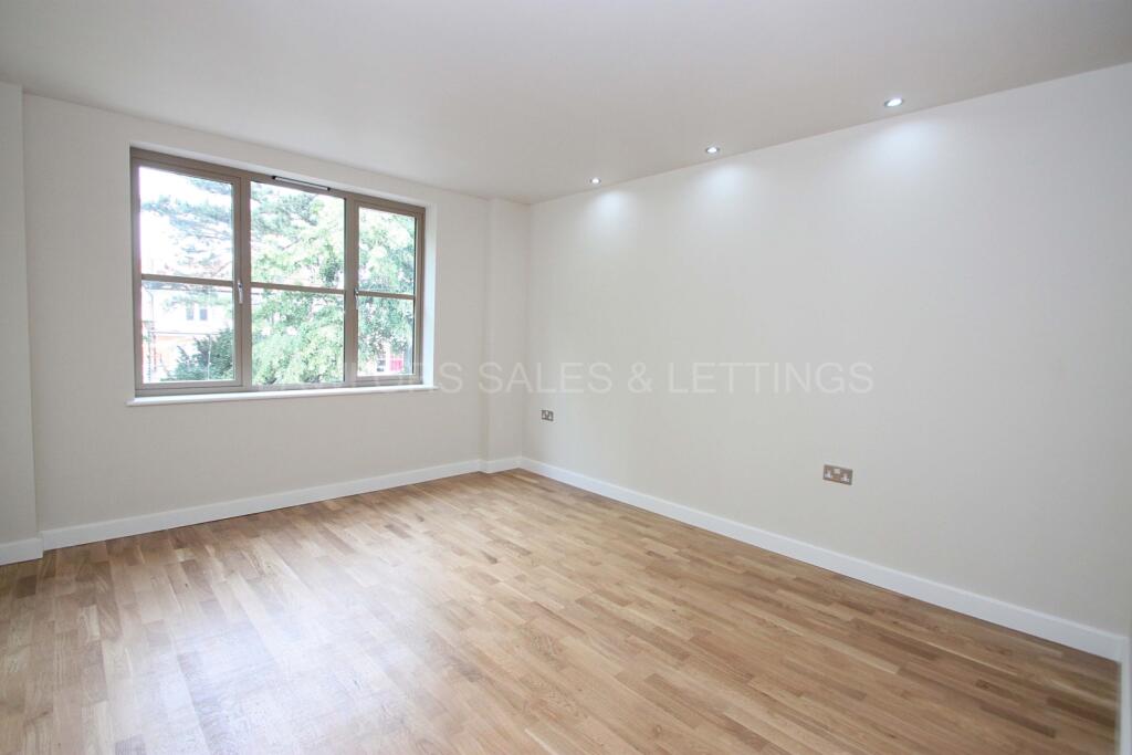 Apartment in Ilford - More