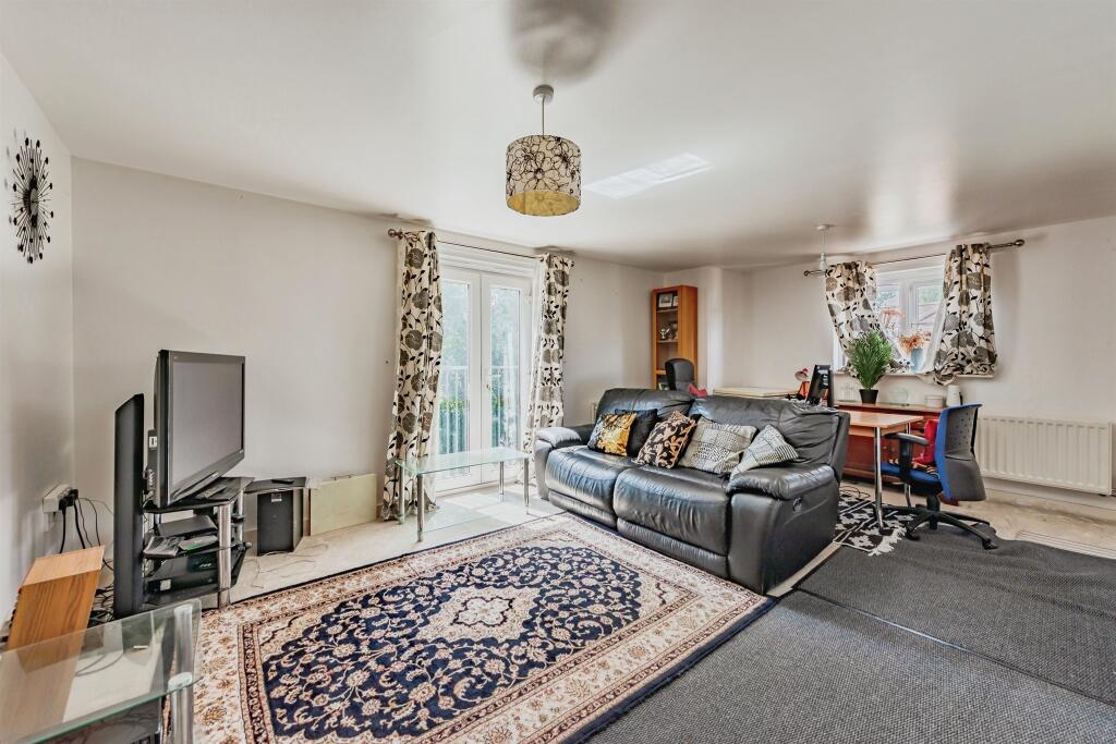 Apartment in Reigate and Banstead, Surrey - View 2