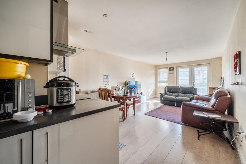 Apartment in Slough - More