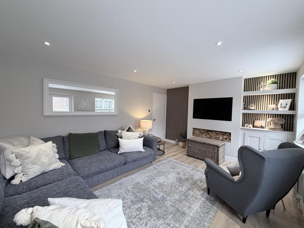 House in Church Village, Upper Church Village, Llantwit Fardre - View 3