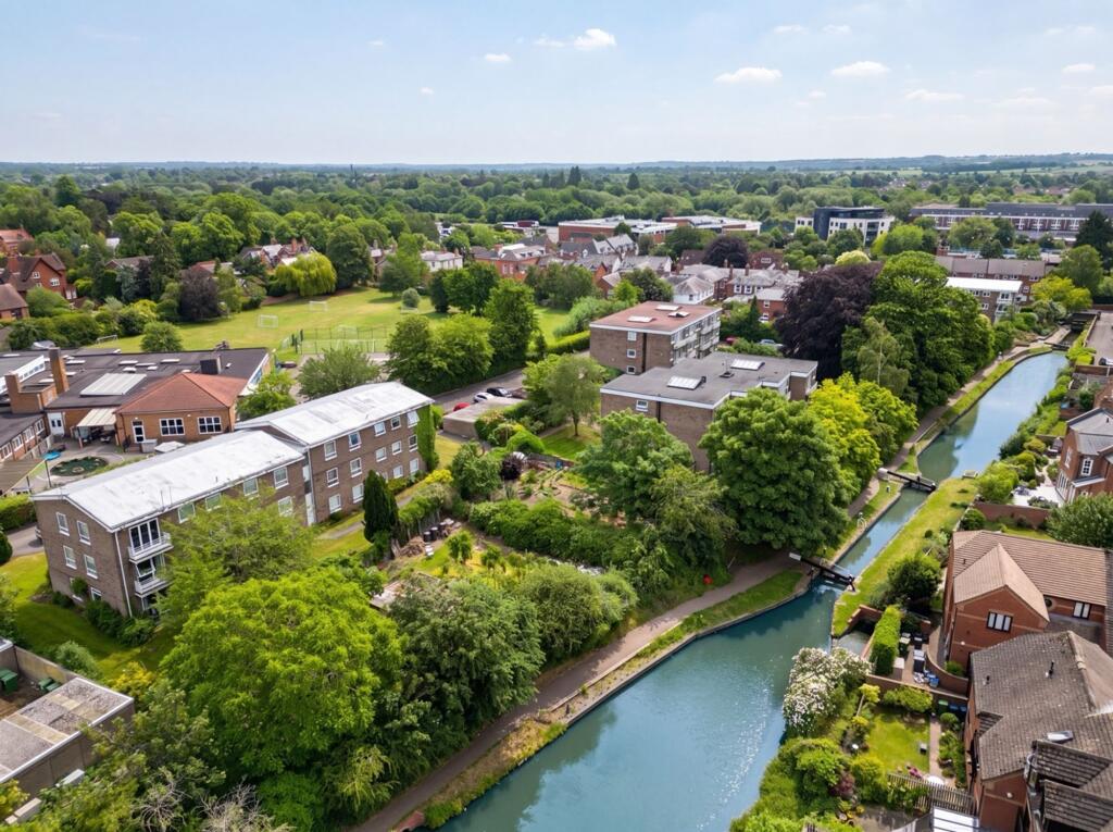 Main image of property: 2 bed canal side apartment with garage, walking distance to town
