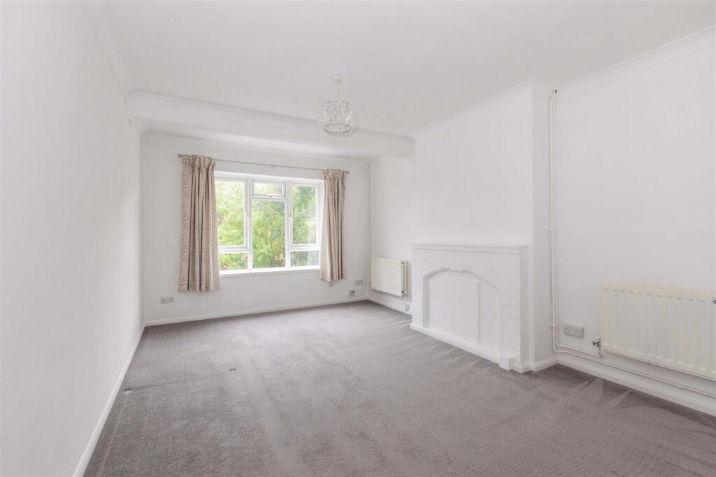 Apartment in Maidenhead, Bray Wick - View 2