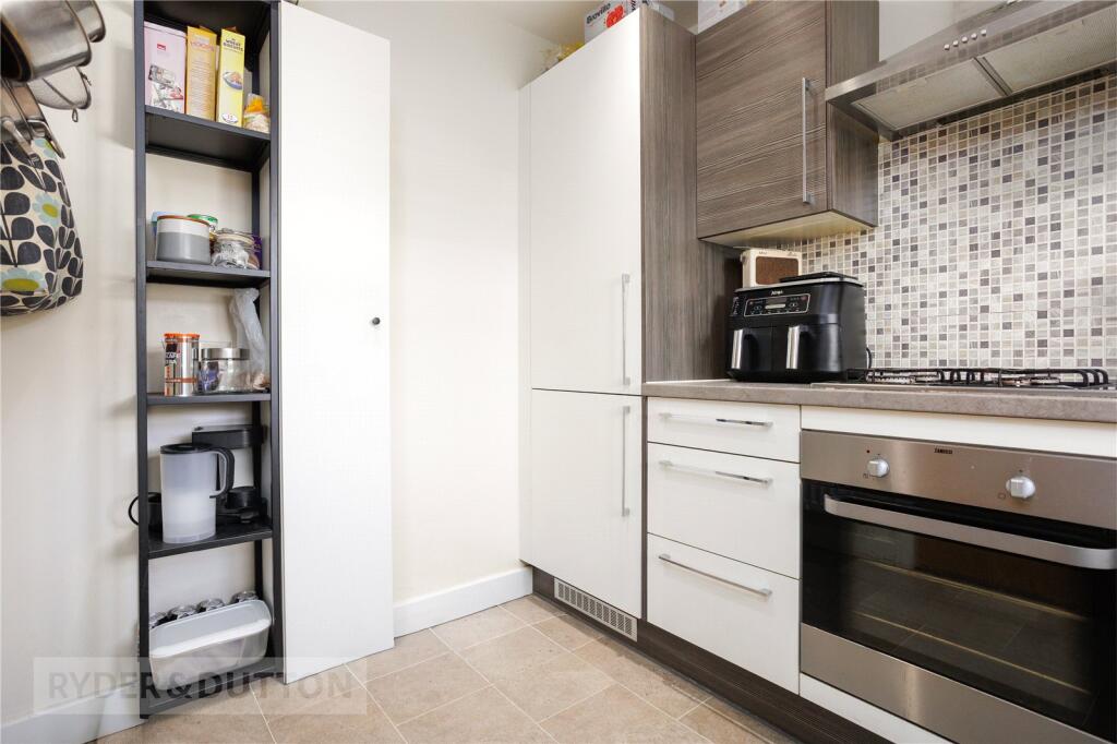 House in Tameside, Mossley Cross, Mossley - More