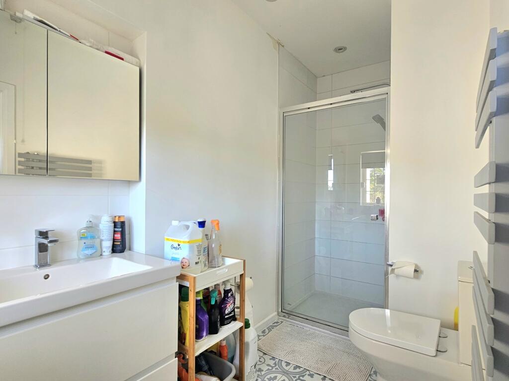 Apartment in Woking, Maybury, Sheerwater - View 5