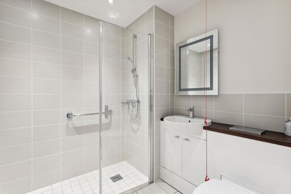 Apartment in Southall - View 4