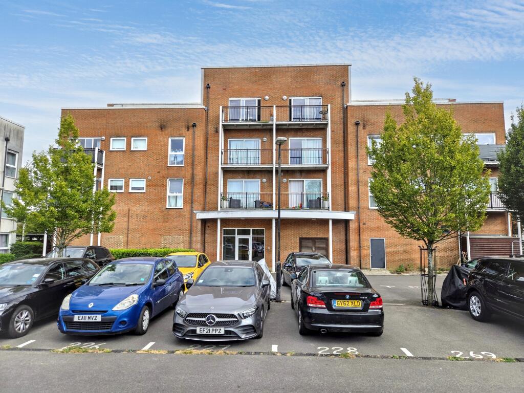 73 Canalside, Redhill, South East, RH1 2NH - More