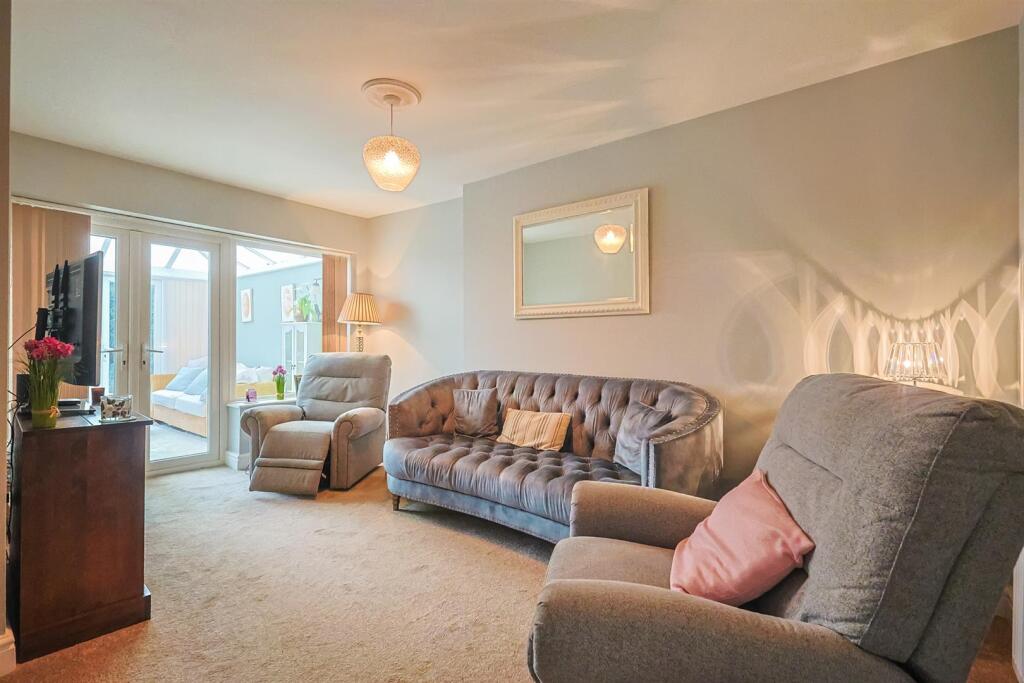 Burnham Road, Hullbridge photo 4