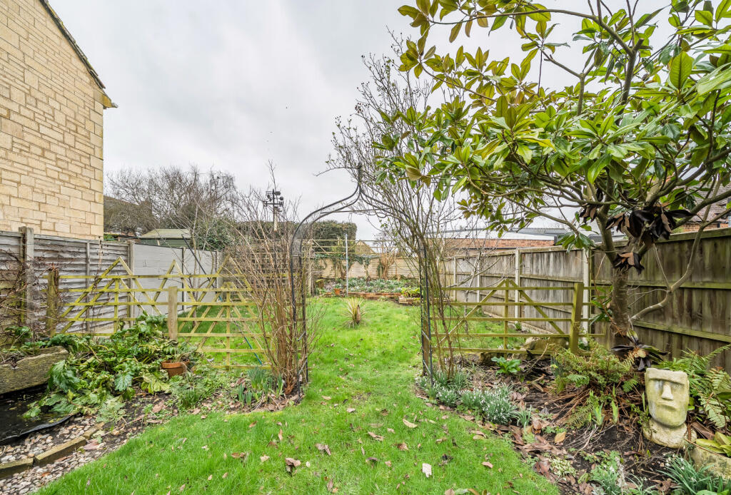 Oak Gardens, Bredon, Tewkesbury, Worcestershire, GL20 photo 3