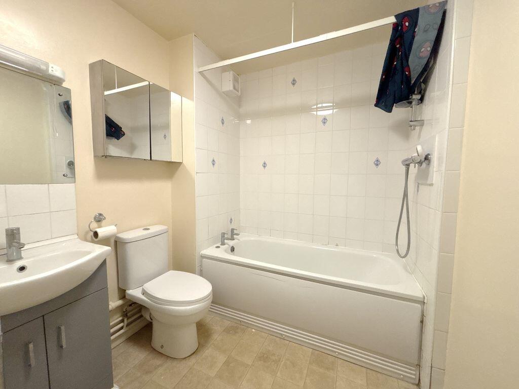 Apartment in Slough, Farnham Royal - View 3