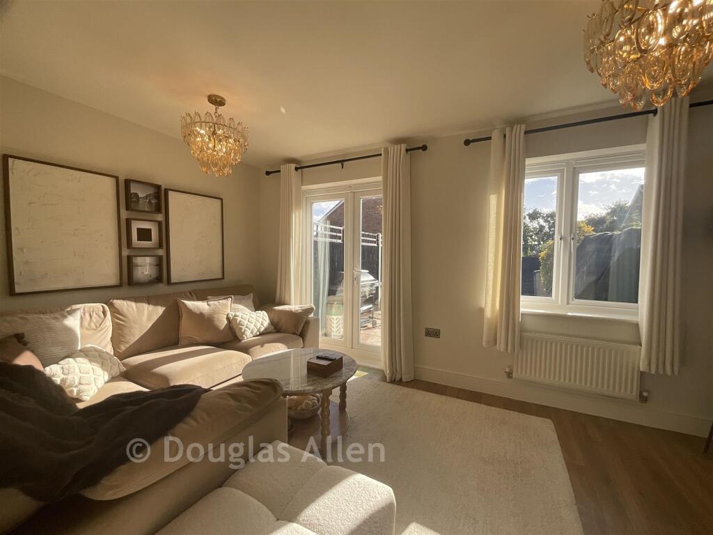 Dennington Crescent, Basildon, Essex photo 3