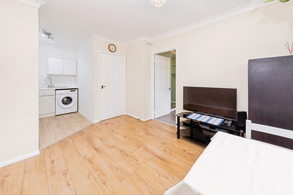 Apartment in Redhill - More