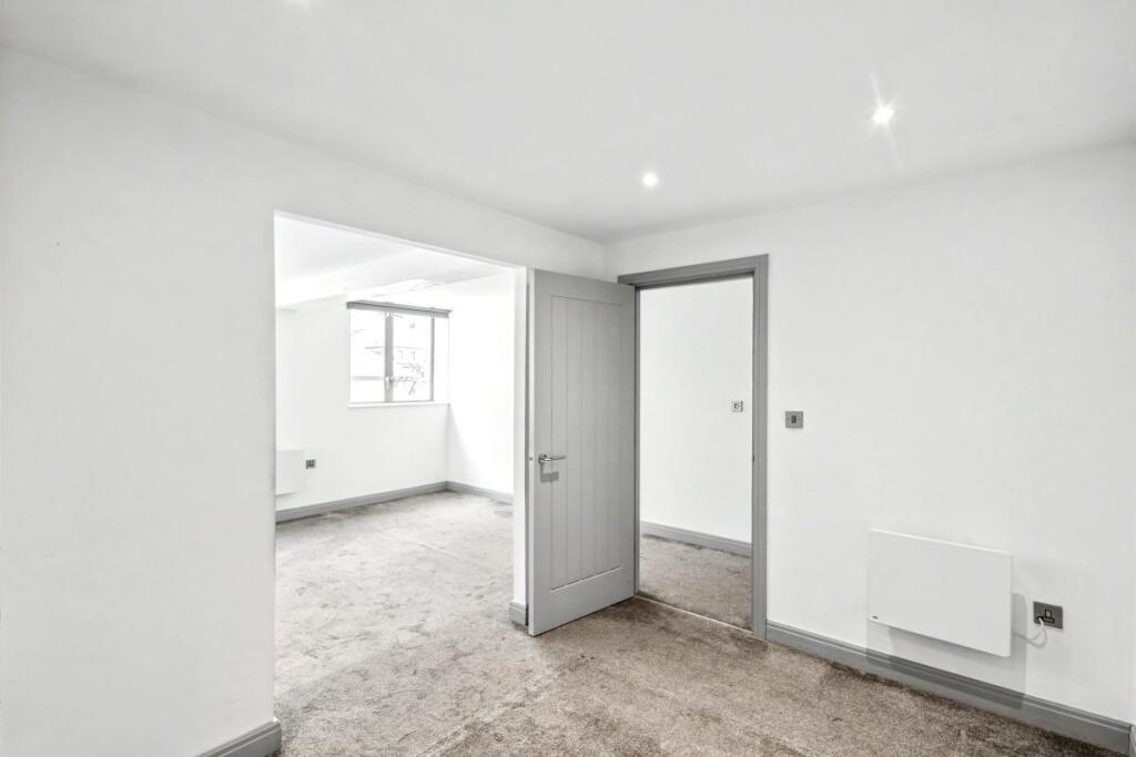 Apartment in Bradford, West Yorkshire - More