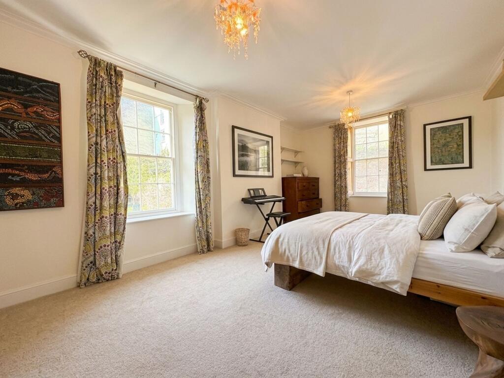 6 bedroom semi-detached house for rent