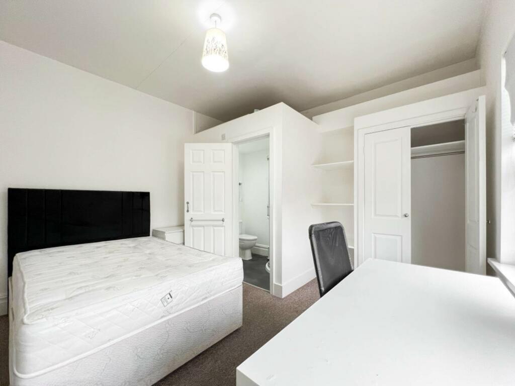 Main image of property: Room 5, London Road, Reading, RG1