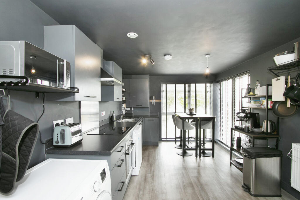 Apartment in Truro - View 3
