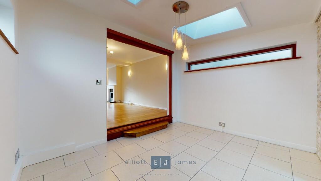 House in Epping Forest, Chigwell - More