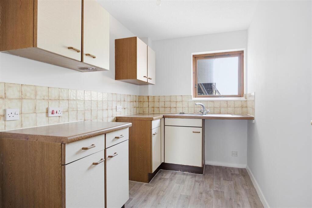 Apartment in Southall - View 5