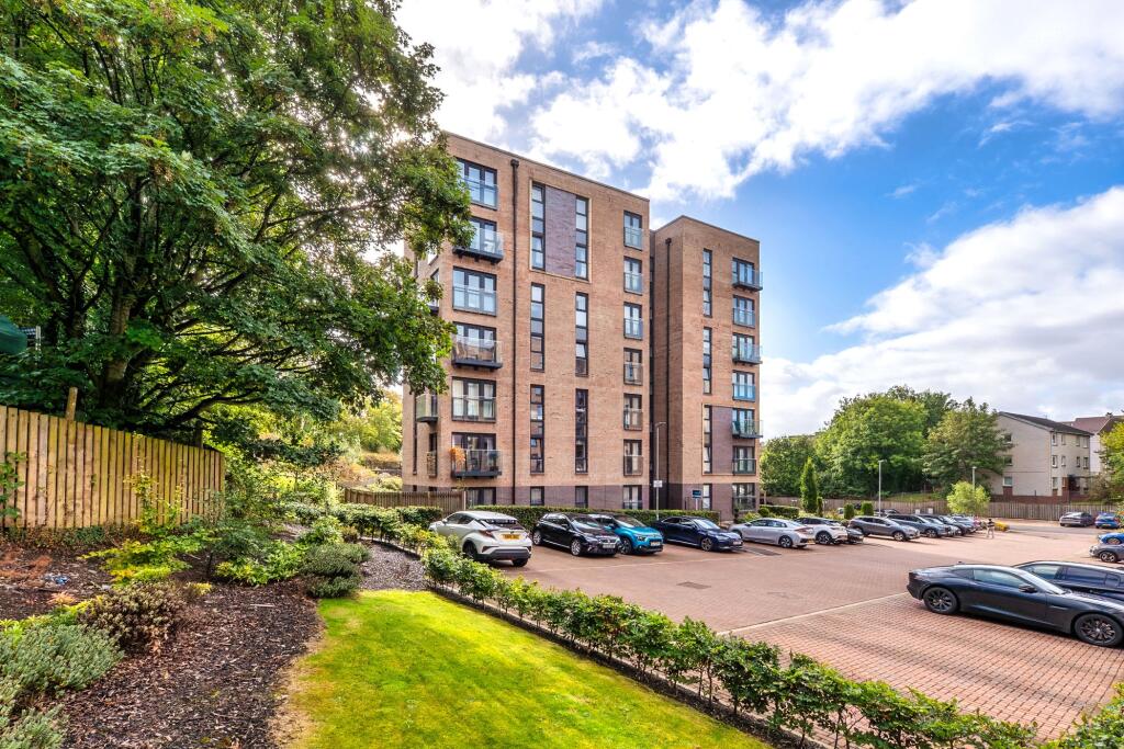 3-bed flat on Dorchester Avenue, Kelvindale, Glasgow, £259,000